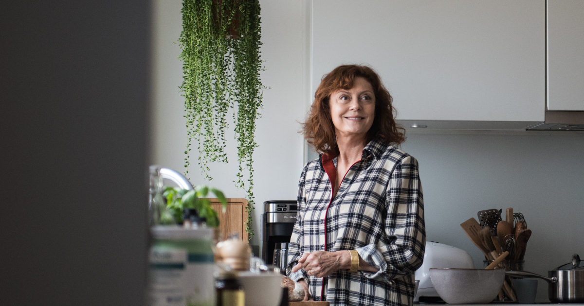 susan sarandon è in cucina e sorride a qualcuno - nerdface