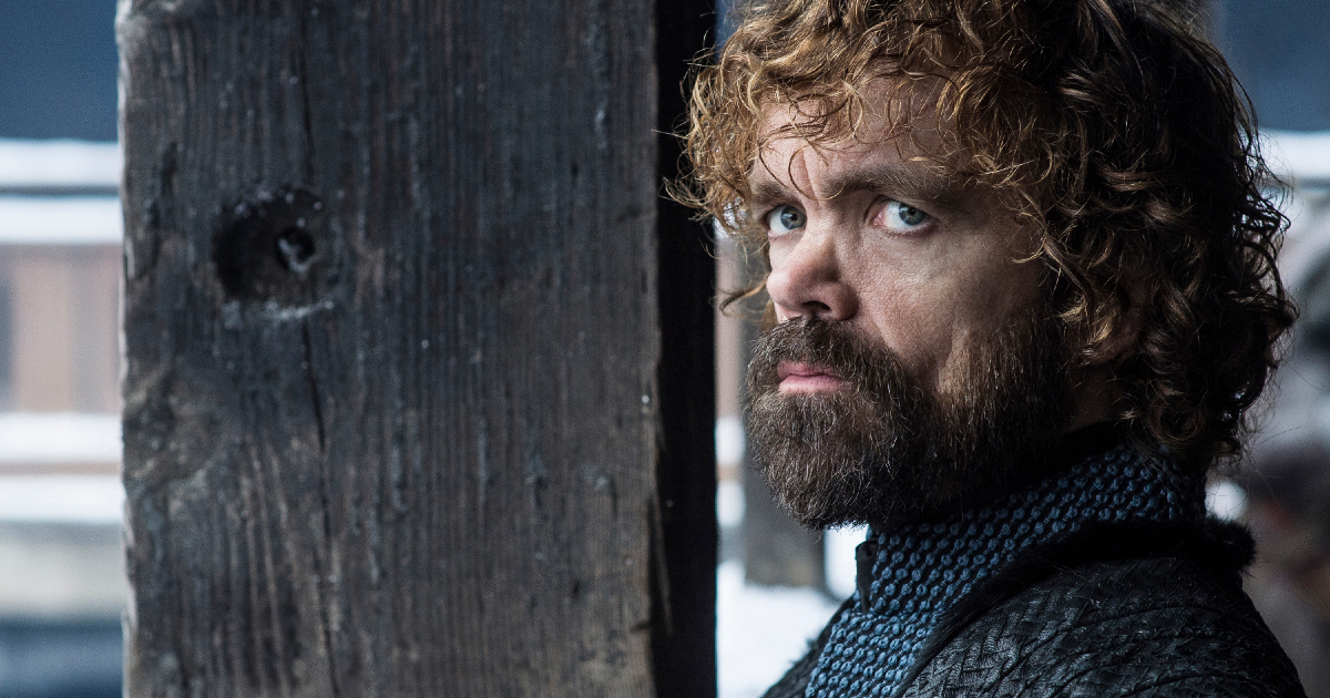 tyrion lannister con la barba guarda pensieroso l'orizzonte - nerdface