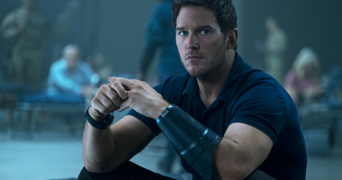 chris pratt indossa un grande bracciale di metallo nero sul braccio sinistro e guarda alla sua sinistra con preoccupazione - nerdface