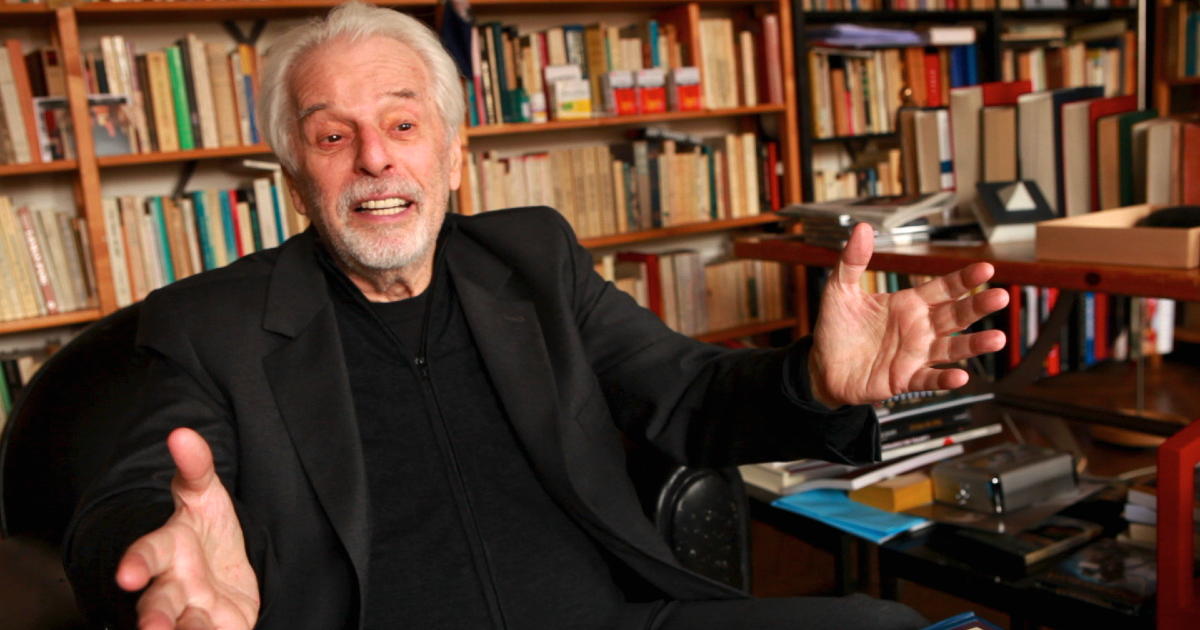 alejandro jodorowsky sta parlando e gesticolando col suo intervistatore - nerdface