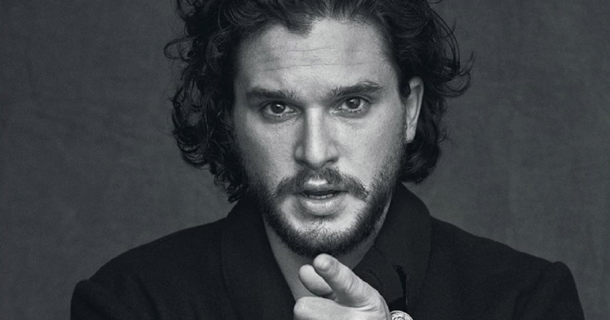 ritratto in bianco e nero di kit harington mentre indica l'obiettivo - nerdface