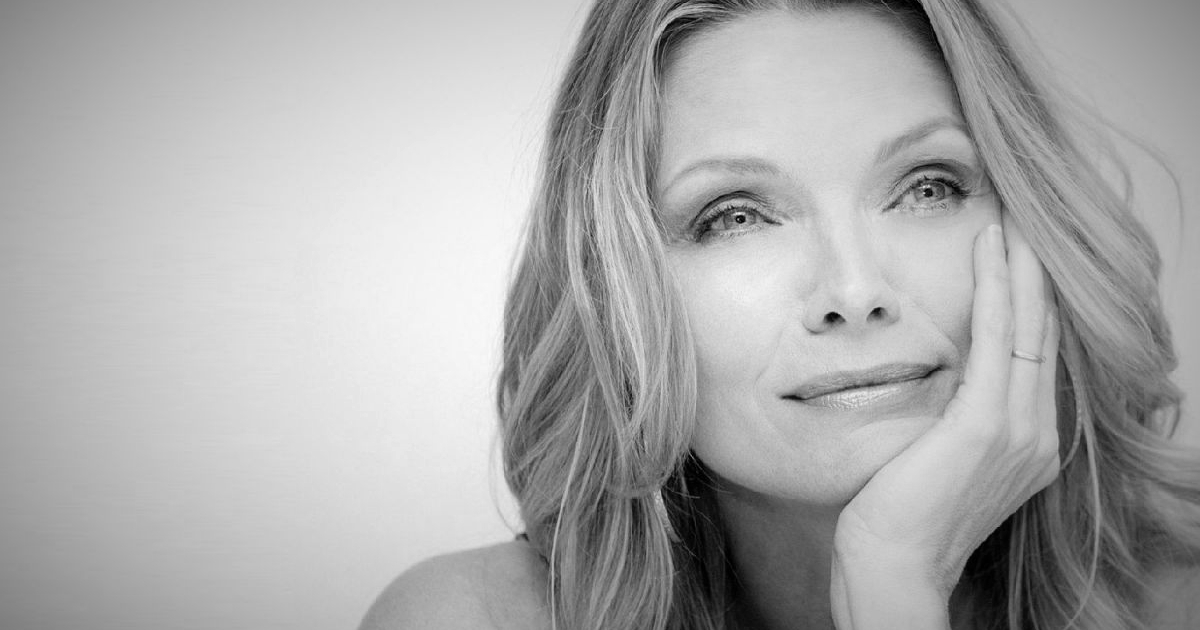 michelle pfeiffer guarda serena avanti a sé - nerdface