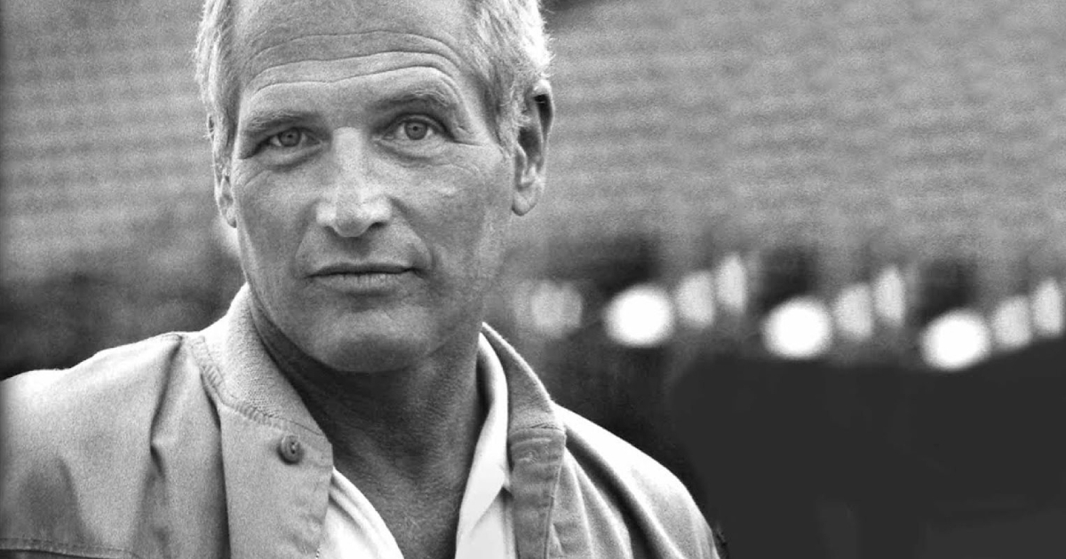 paul newman guarda in camera in un ritratto in bianco e nero - nerdface