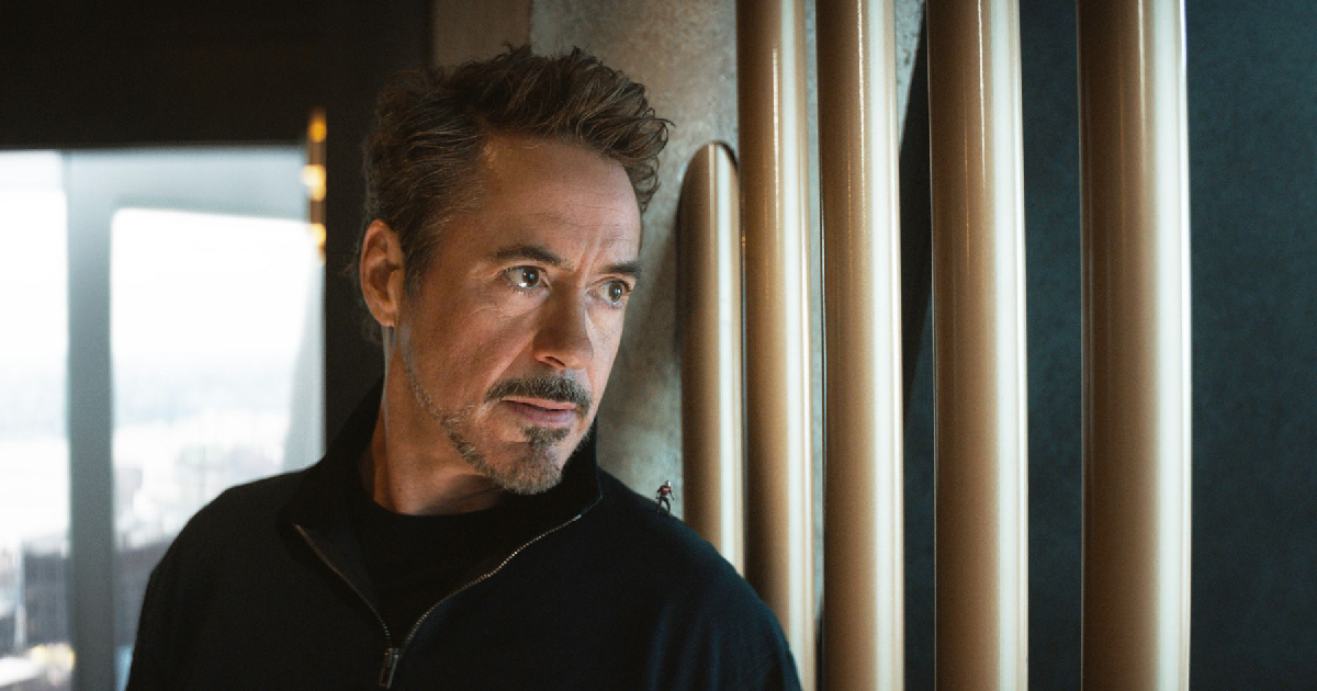 primo piano di robert downey jr. che guarda fuori dalla finestra - nerdface