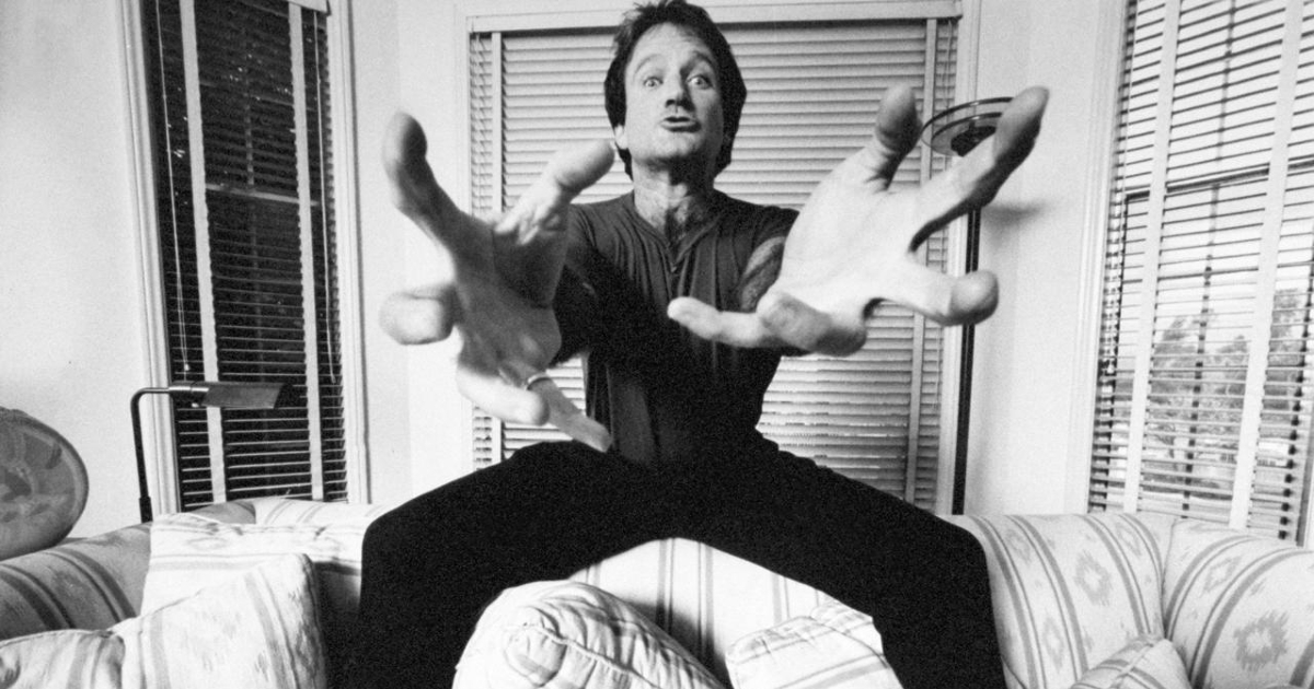 robin williams è in piedi su un divano - nerdface