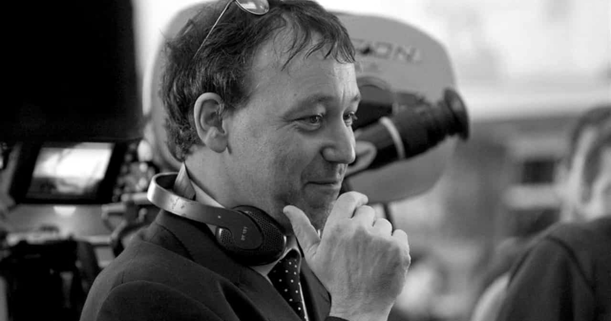 sam raimi sul set si tocca il mento e sorride - nerdface