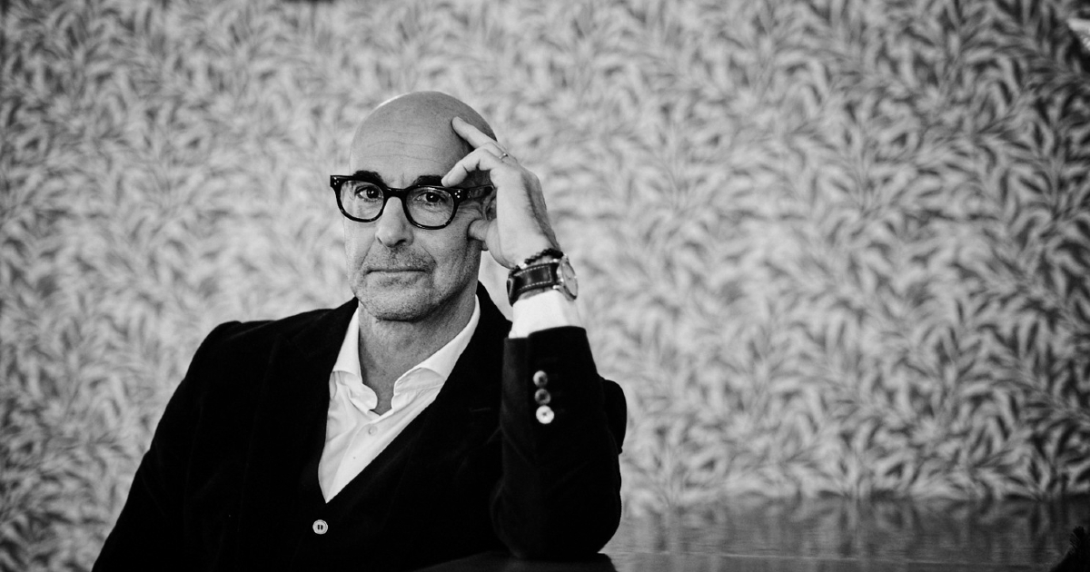 stanley tucci si tocca gli occhiali - nerdface