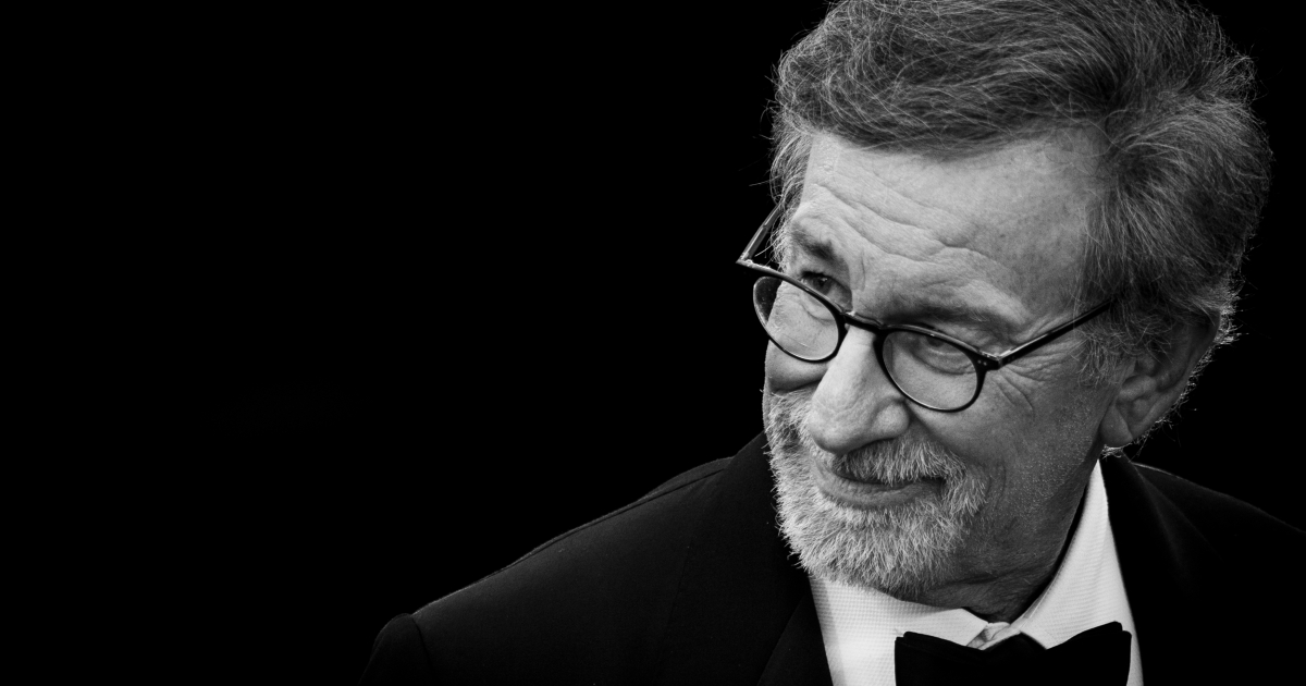 un ritratto in bianco e enro di steven spielberg - nerdface