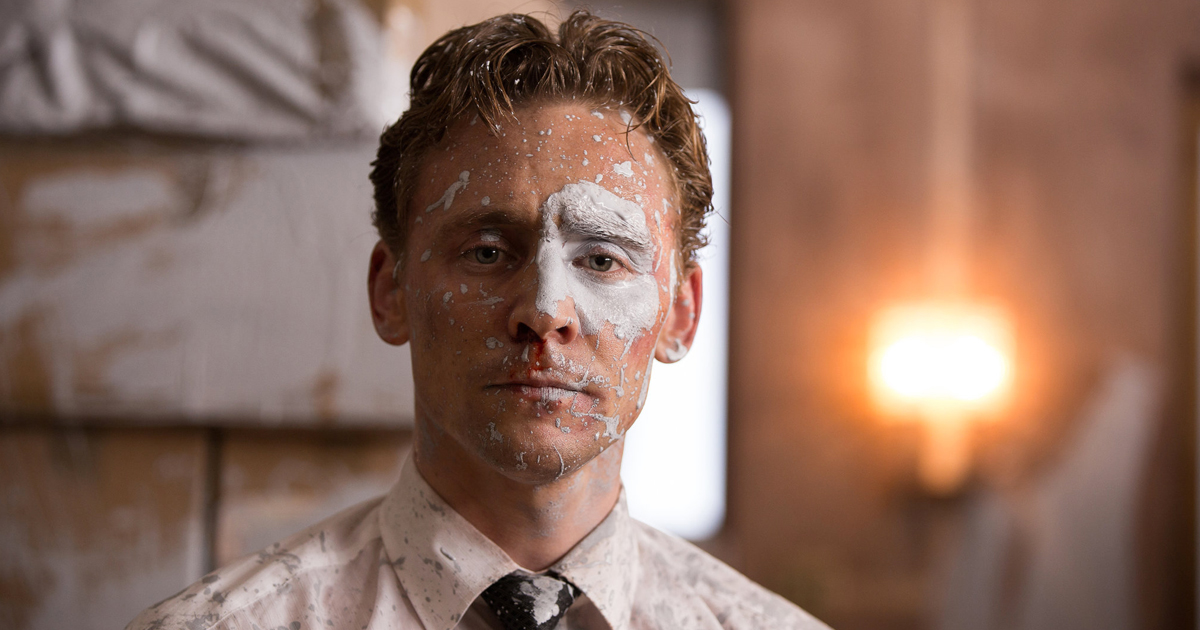 primo piano di tom hiddleston con una macchia di vernice bianca in faccia in high rise - nerdface