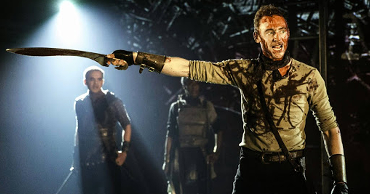 tom hiddleston indica la via con una spada in coriolanus - nerdface