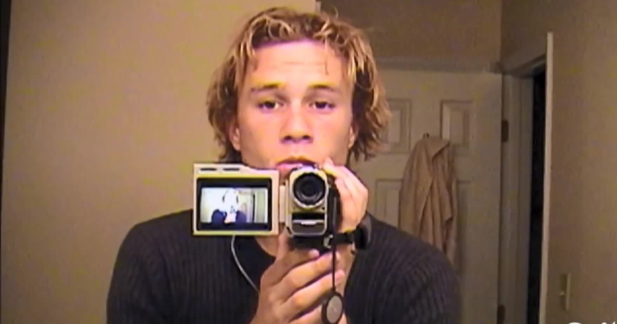 Primo piano di Heath Ledger con una videocamera in mano - nerdface