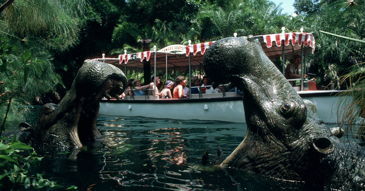 due ippopotami emergono dall'acqua di una attrazione disneyland