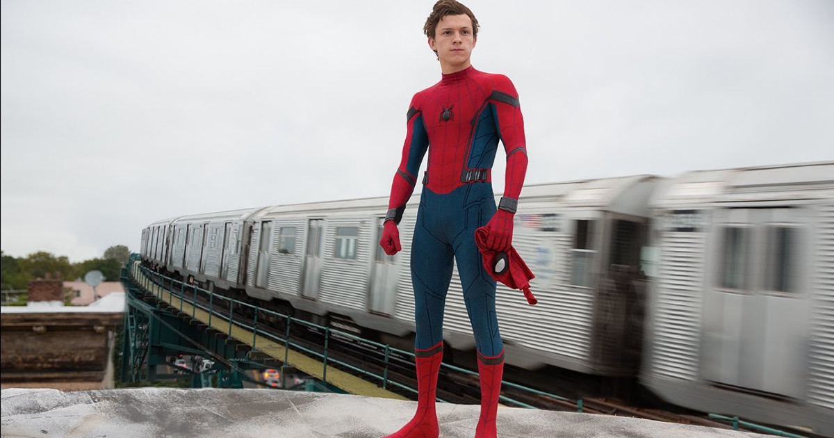 Tom Holland nei panni di Spider-Man con sullo sfondo una metropolitana in corsa - nerdface