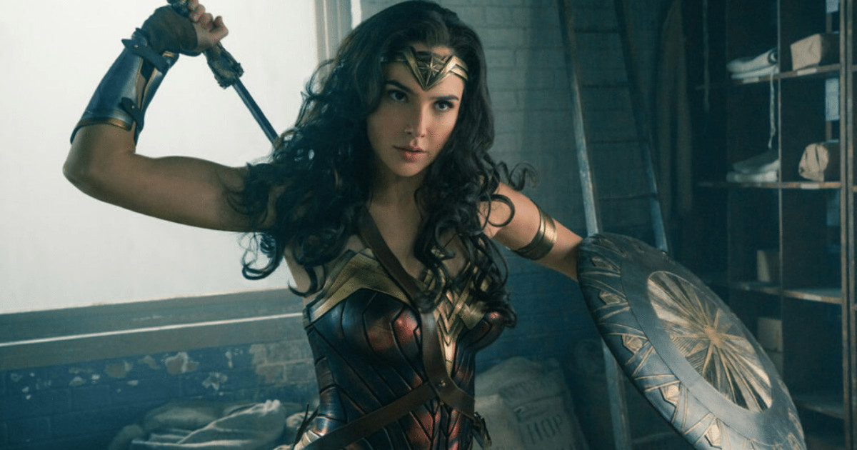 Gal Gadot nei panni di Wonder Woman con spada e scudo - nerdface