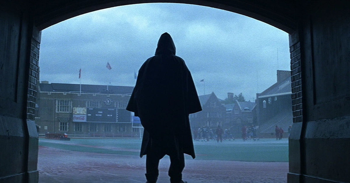 Un'oscura figura di spalle in Unbreakable - nerdface