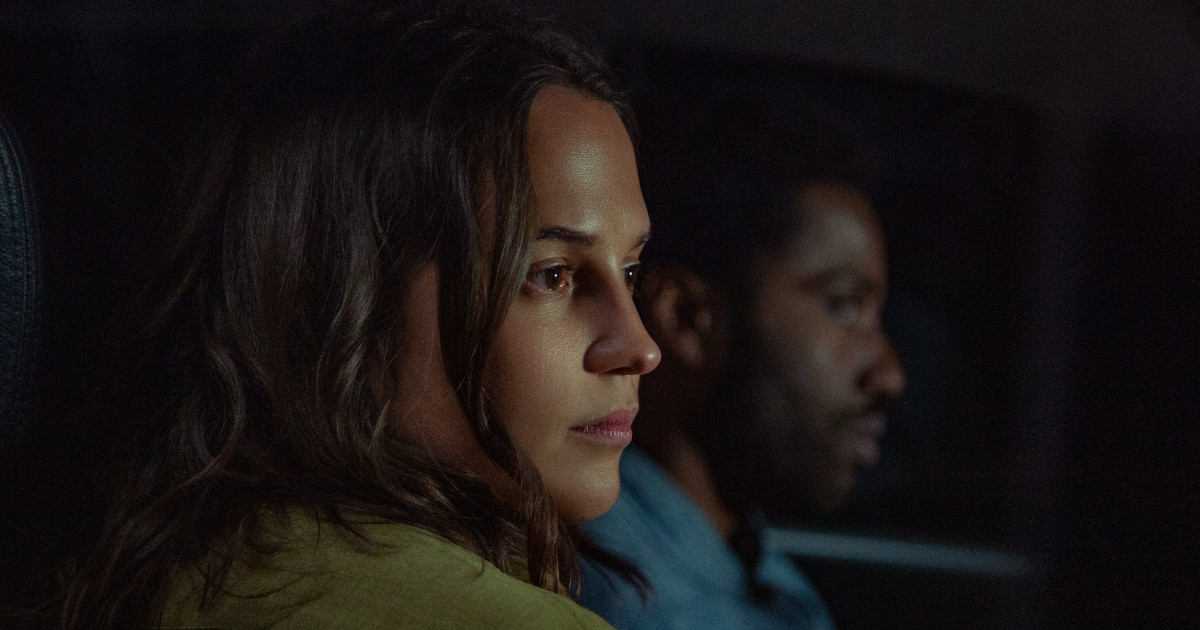 alicia vikander e john david washington viaggiano in auto la notte in beckett - nerdface