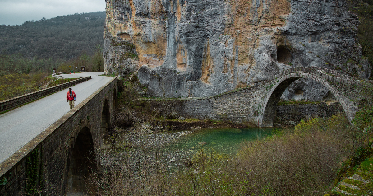 il protagonista di beckett vaga da solo su una strada tra i monti greci - nerdface