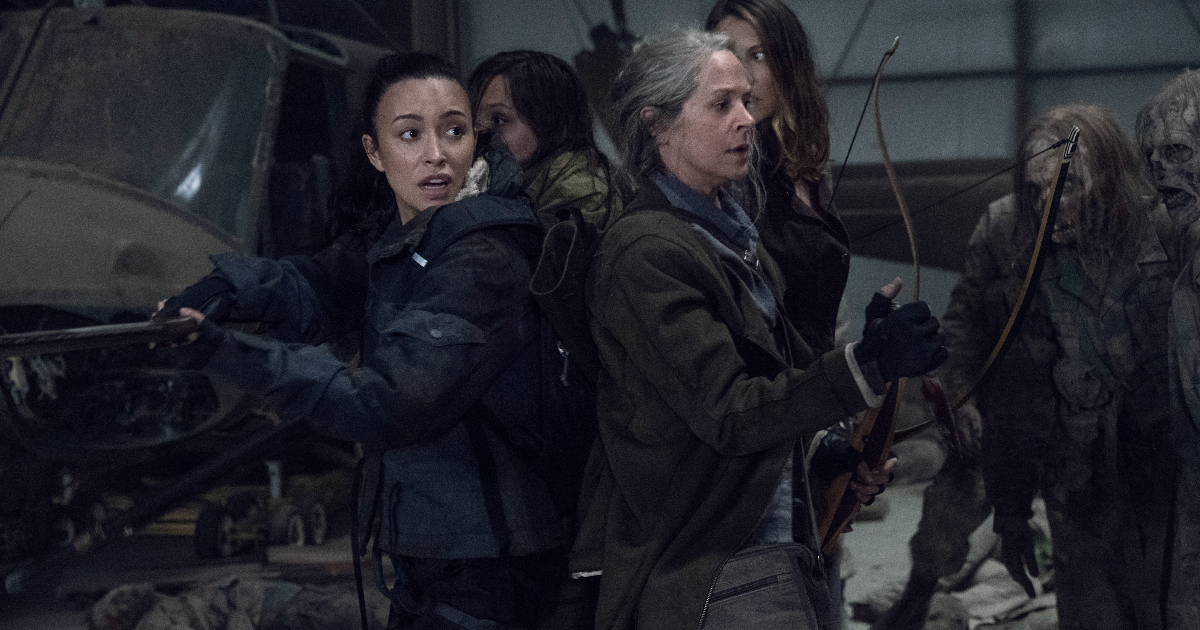 spalla a spalla, due donne si difendono dagli zombie - nerdface
