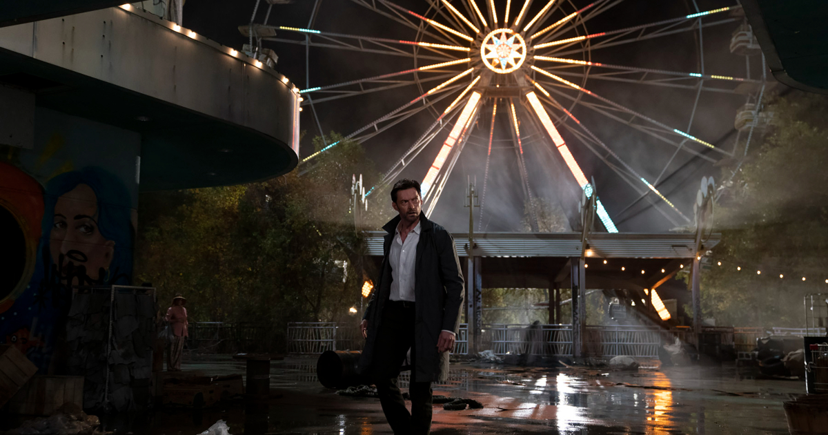 hugh jackman cammina in un luna park abbandonato e sommerso dall'acqua - nerdface