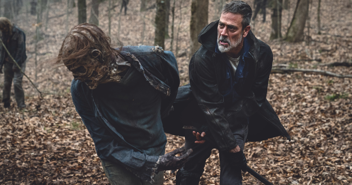 negan prende a mazzate un zombie con la sua mazza camille - nerdface