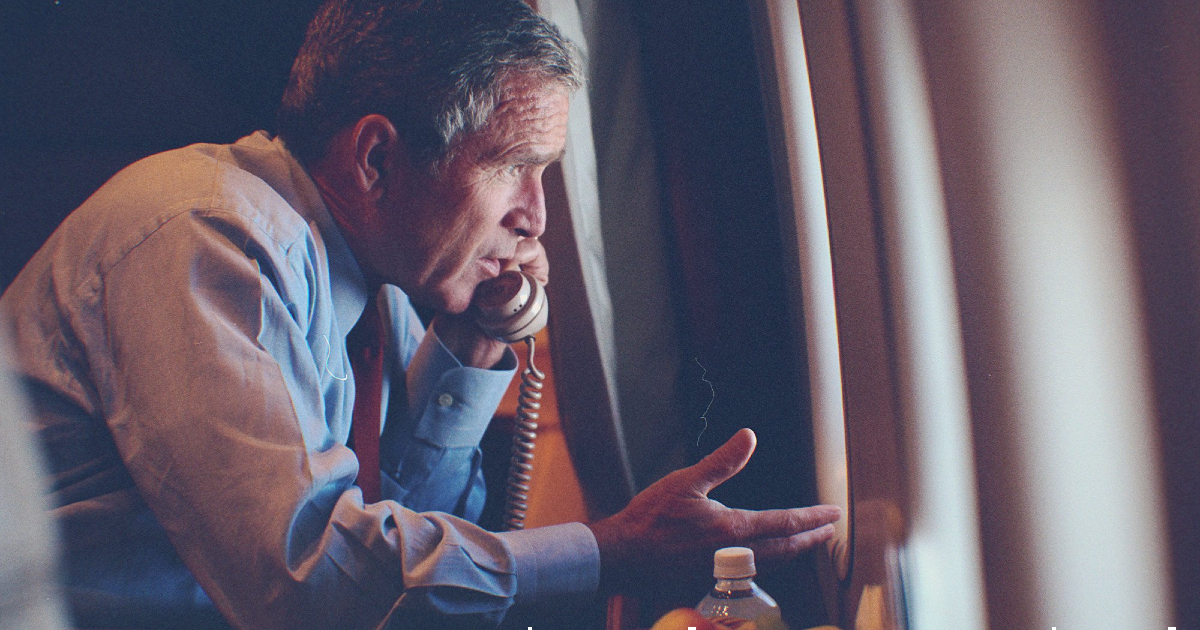 george bush è al telefono a bordo dell'air force one - nerdface