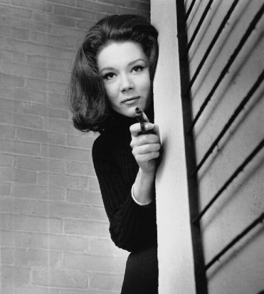 un ritratto di diana rigg in agenti segreti, mentre si affaccia da un muro impugnando una piccola pistola - nerdface