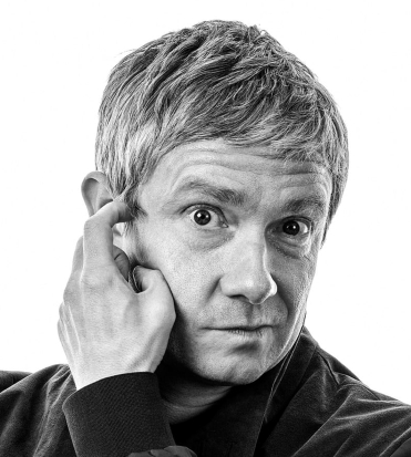 un divertente ritratto in bianco e nero di martin freeman, mentre si gratta l'orecchio - nerdface