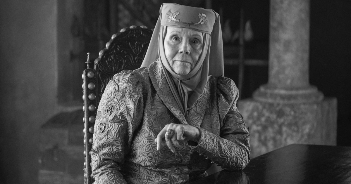 olenna interpretata da diana rigg in una posa solenne - nerdface