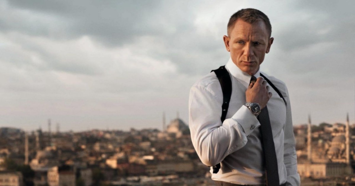 Daniel Craig con sullo sfondo lo skyline di una città - nerdface