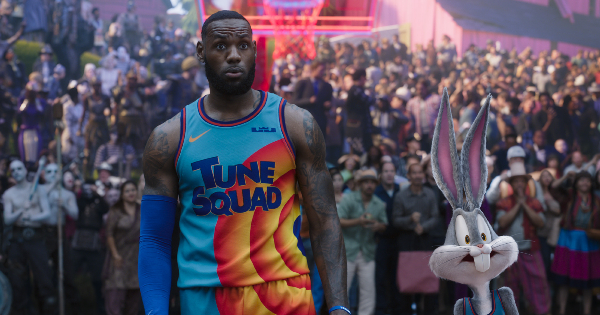 lebron james e bugs bunny guardano qualcuno con espressione sorpresa - nerdface