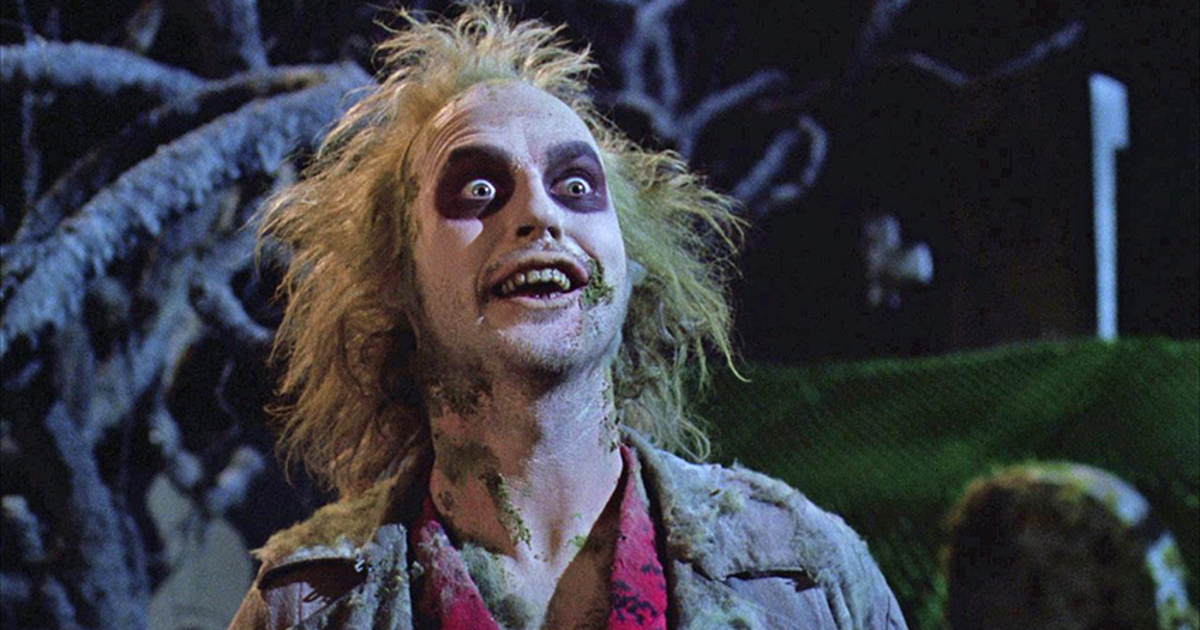 michael keaton è beetlejuice, capelli verdi sparati sulla testa, sguardo spiritato - nerdface