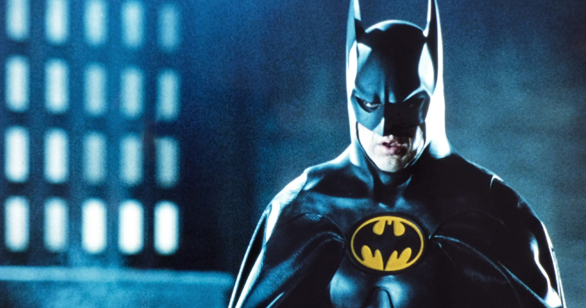 michael keaton è nel pesante costume di batman in uno dei film di tim burton - nerdface