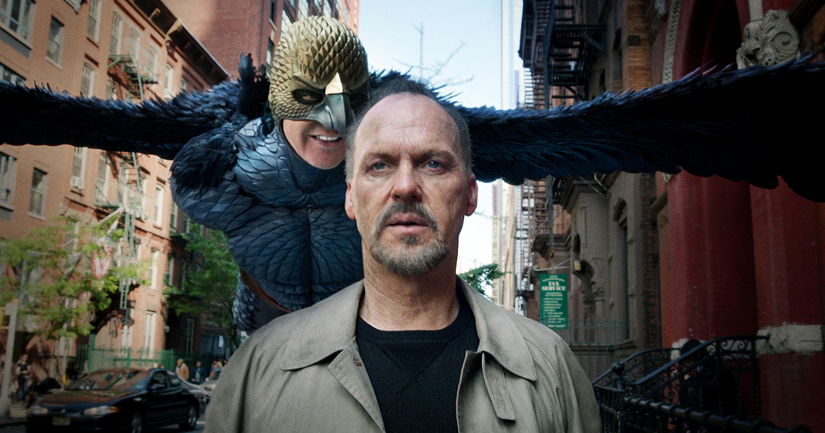 michael keaton cammina per strada perseguitato dal personaggio birdman che ha interpretato e vola sopra la sua testa - nerdface