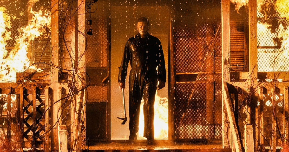 michael myers emerge da una casa in fiamme - nerdface