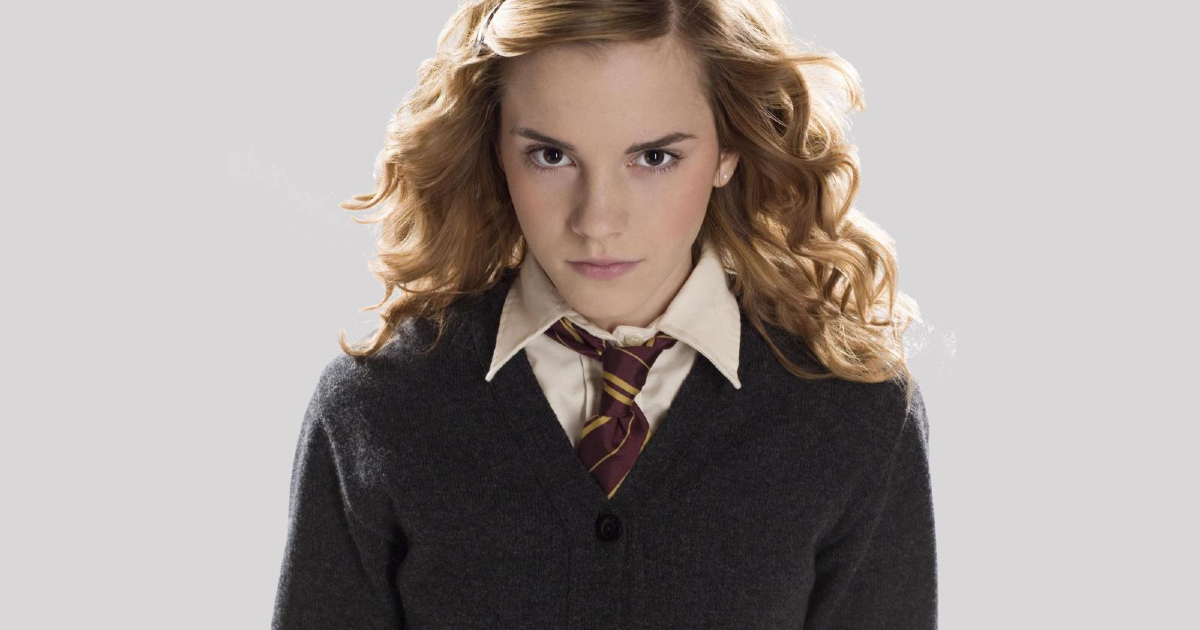un ritratto di hermione granger, in posa molto seria e risoluta - nerdface