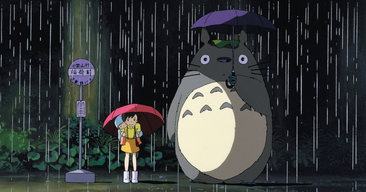 la celebre immagine della piccola protagonista de il mio vicino totoro alla fermata dell'autobus, sotto la pioggia - nerdface