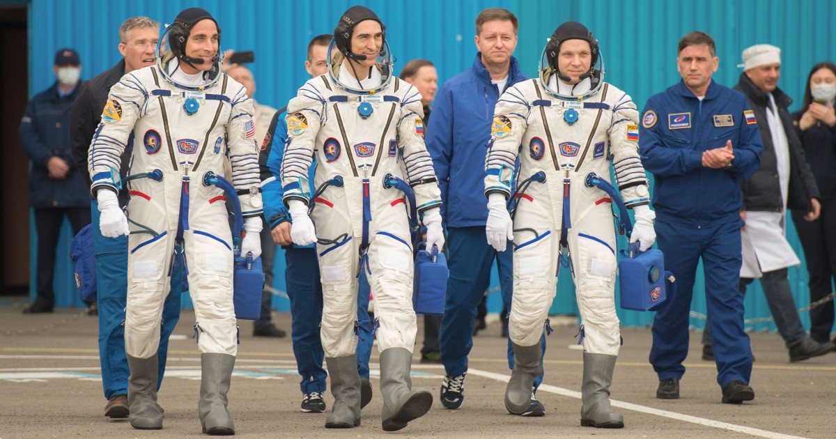 Tre astronauti camminano verso la propria navicella spaziale - nerdface