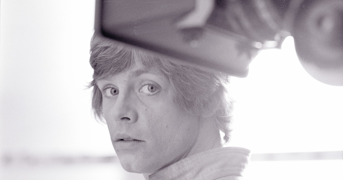 mark hamill in uno scatto behind scene di guerre stellari si volta verso la videocamera - nerdface