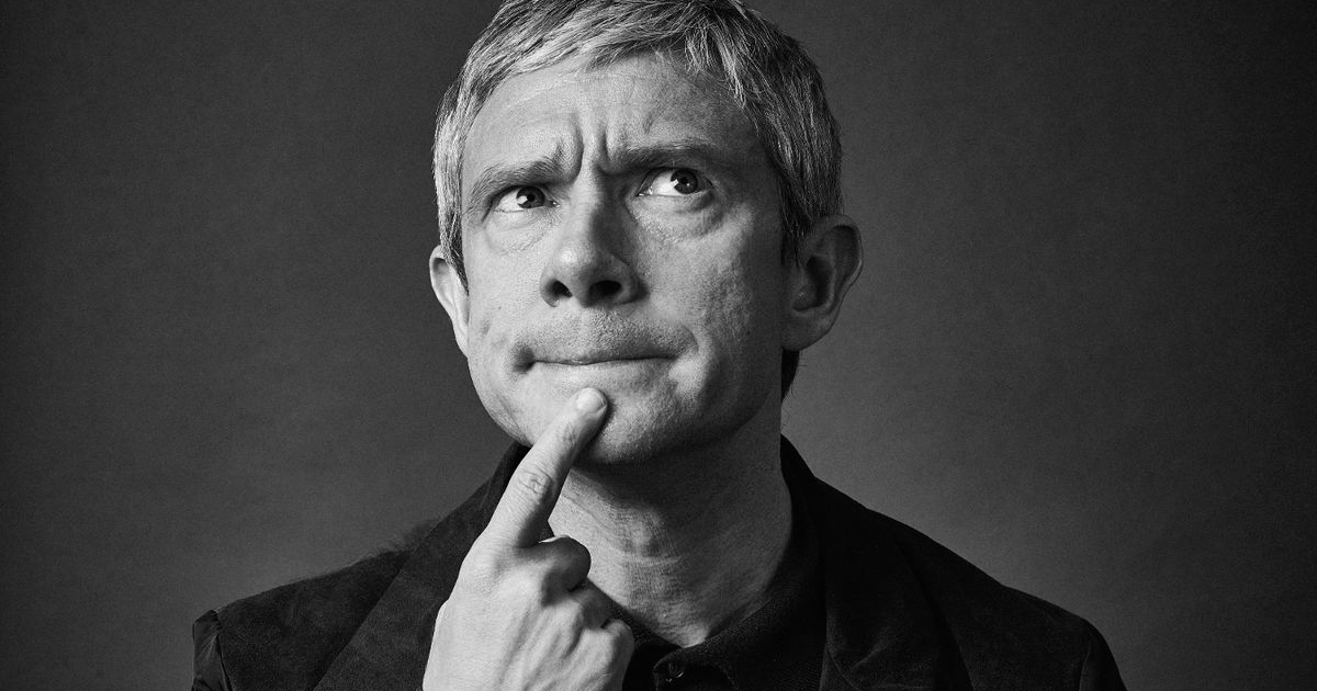 un ritratto in bianco e nero di martin freeman mostra l'attore col dito sul mento e un'espressione buffa - nerdface