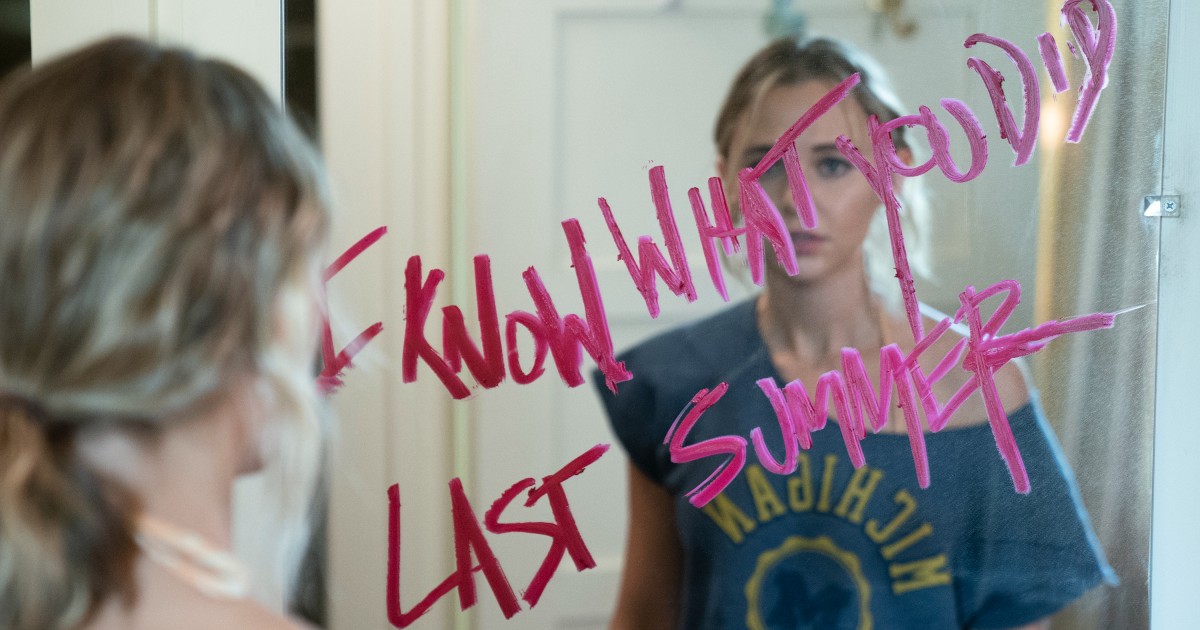 Una ragazza guarda un'inquietante scritta su uno specchio - nerdface