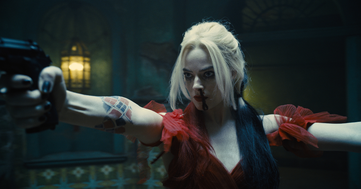 margot robbie punta le pistole avanti e indietro - nerdface