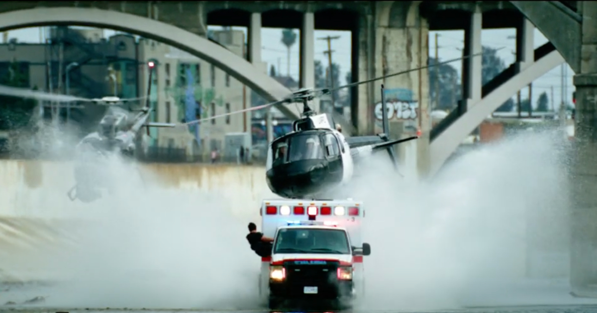 un'ambulanza in un canalone è inseguita da due elicotteri - nerdface