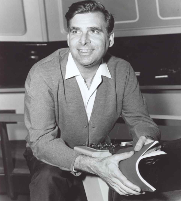 un ritratto di gene roddenberry in bianco e nero mentre tiene in mano un copione di star trek - nerdface