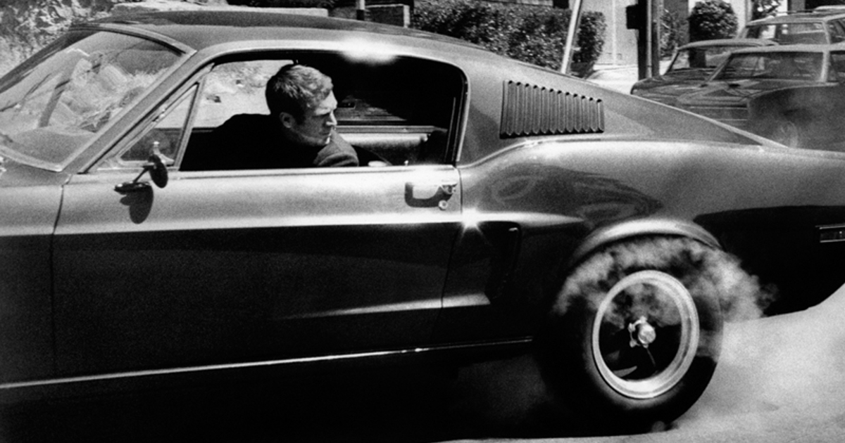 steve mcqueen sgomma con la sua mustang e guarda dietro di sé in bullitt - nerdface