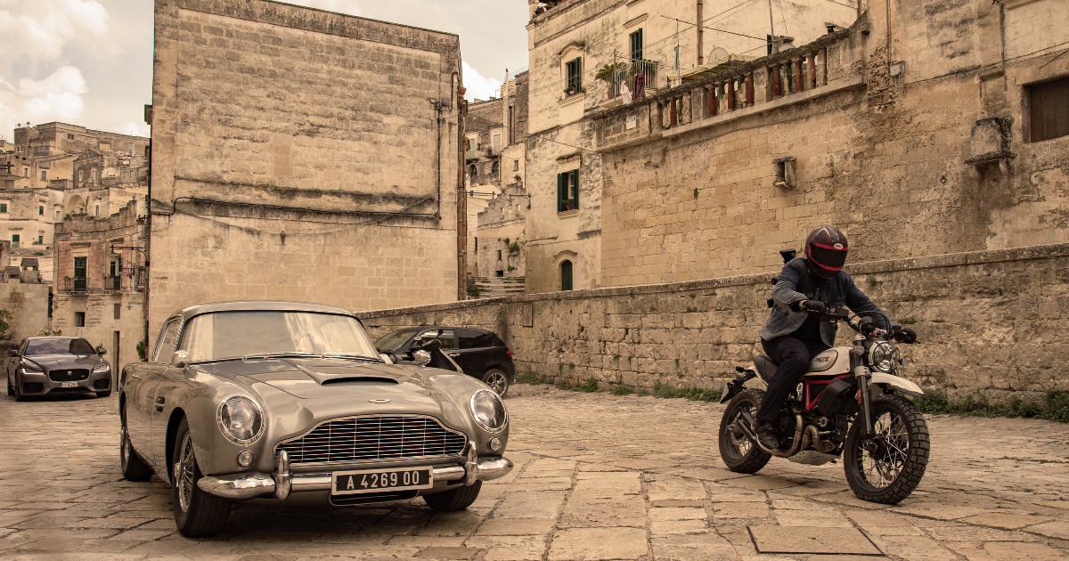 la aston martin di james bond è in pieno inseguimento tra le strade di matera - nerdface