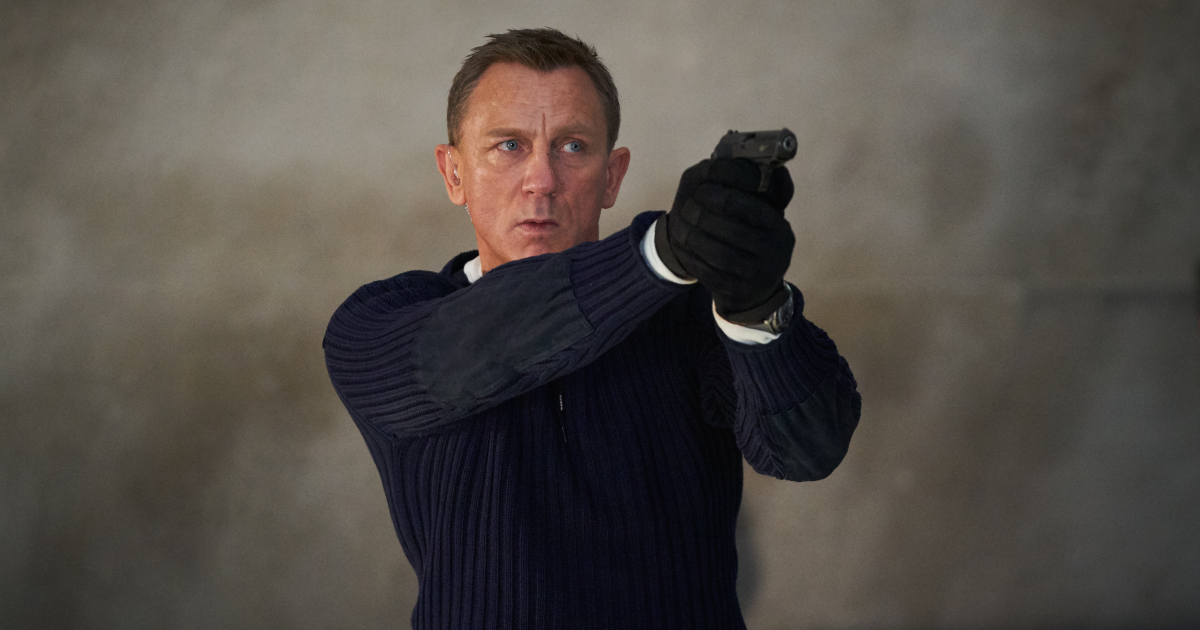 james bond impugna la pistola e mira contro qualcosa o qualcuno - nerdface