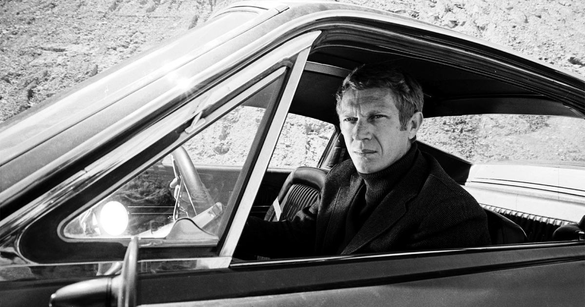 steve mcqueen è nella sua mustang e osserva qualcosa dal finestrino abbassato in bullitt - nerdface