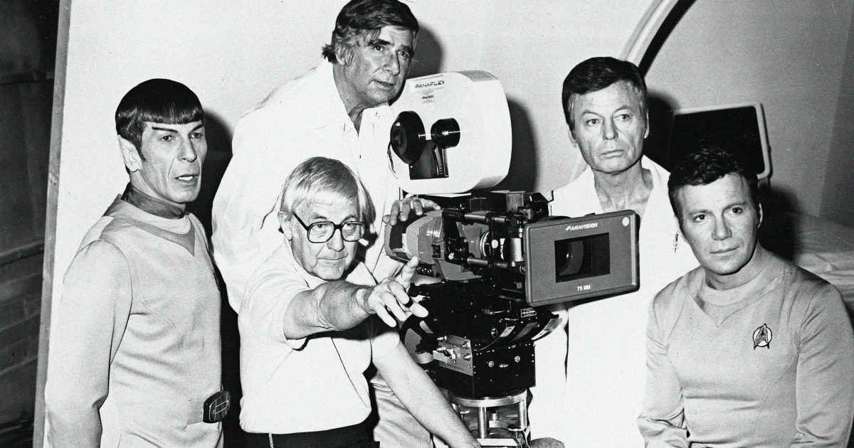 gene roddenberry è dietro il regista e ai tre protagonisti principali di star trek durante le riprese - nerdface