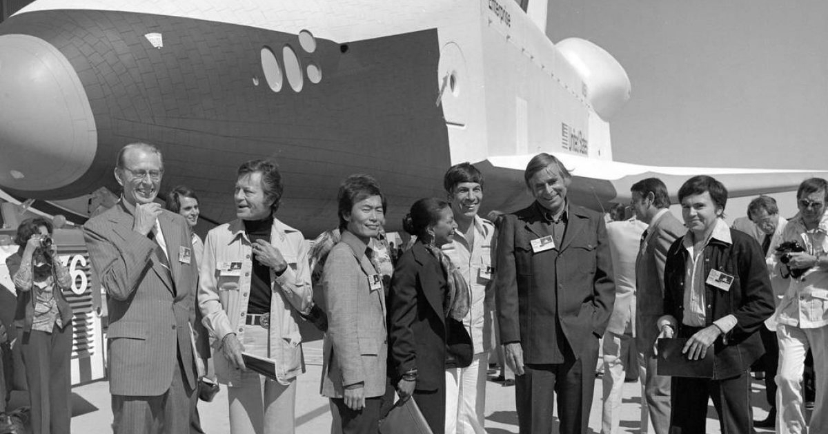 il cast di star trek e gene roddenberry alla sede della nasa, davanti uno shuttle - nerdface