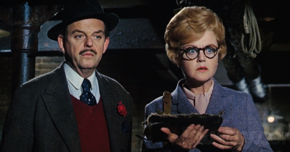 angela lansbury e david tomlinson guardano stupiti davanti a loro in pomi d'ottone e manici di scopa - nerdface